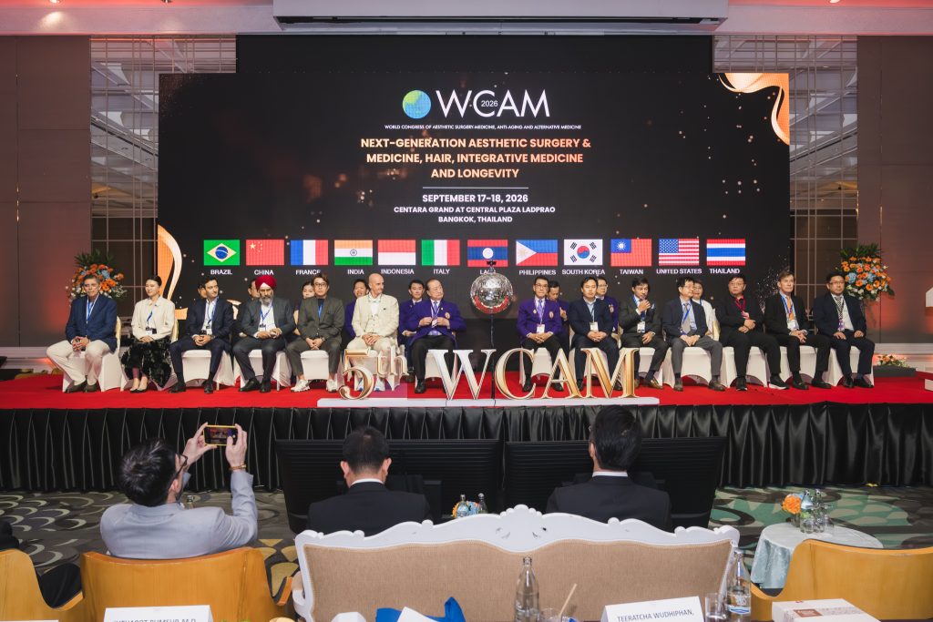 Relatori sul palco durante la cerimonia di apertura del WCAM 2026 a Bangkok, con le bandiere dei Paesi partecipanti
