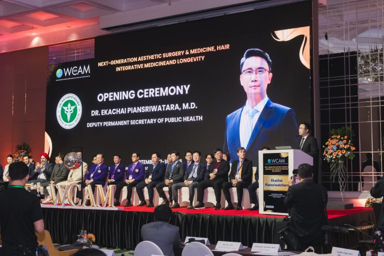 Il Dr. Ekachai Piansriwatara al podio durante la cerimonia di apertura del WCAM 2026