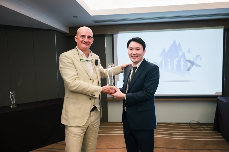 Il Dr. Luigi Mazzi riceve un riconoscimento durante il WCAM 2026 a Bangkok